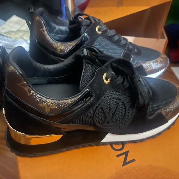 Women’s runaway Louis Vuitton sneakers!!! - Picture 3 of 7